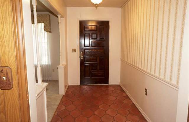 2033 Midcrest Drive Gallery 2