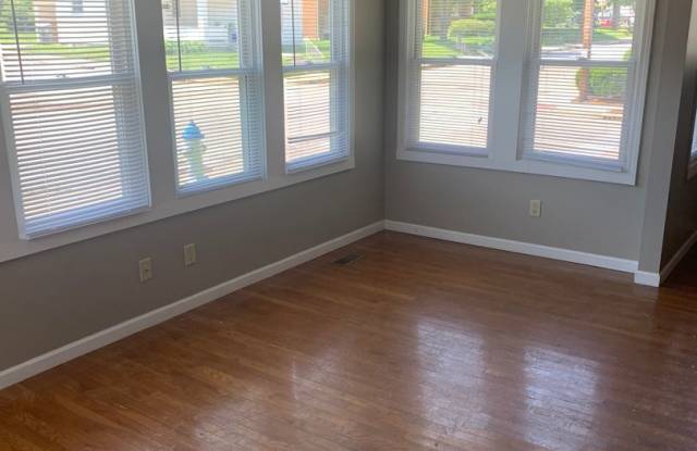 ***AVAILABLE AUGUST 2027*** 5 Bedroom 3 Bathrooms House Downtown Gallery 4