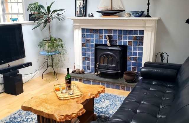 Charming 2BR House in Niantic Gallery 1