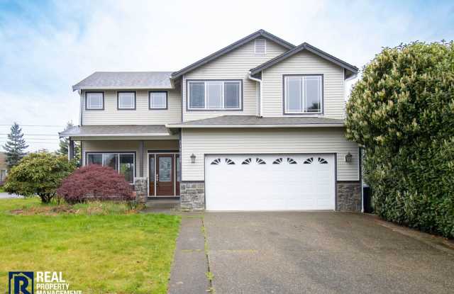 Spacious 4 Bed / 3 Bath Home with Loft, Fenced Yard & Covered Patio in Puyallup! photos photos