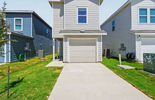 Gorgeous Open-Concept Home Near Randolph AFB - Realtor Commission: $500 Gallery 3