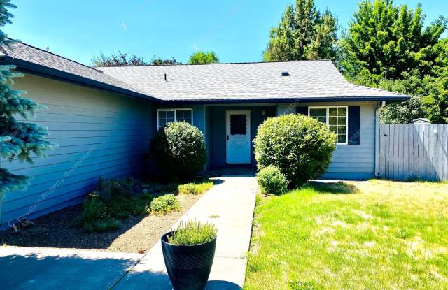 3BR single-level rancher in SE Bend with large fully-fenced backyard photos photos 3BR single-level rancher in SE Bend with large fully-fenced backyard photos photos