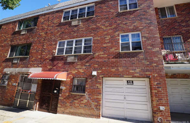 52-11 Seabury Street Gallery 1