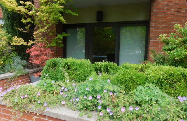 Fall Special $300 Off First Full Mo.-Beautiful Condo In the Heart Of Eugene - 1375 Olive Street, Eugene, OR 97401