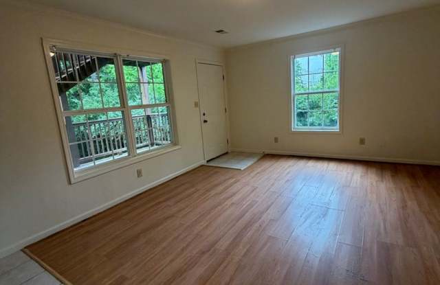HALF OFF FIRST MONTH - 2 Bedroom in Versailles! Gallery 2