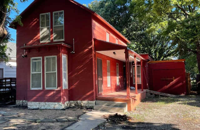 $750 - 2 bed 1 bath - Single Family Home - 504 East 10th Street, Newton, KS 67114