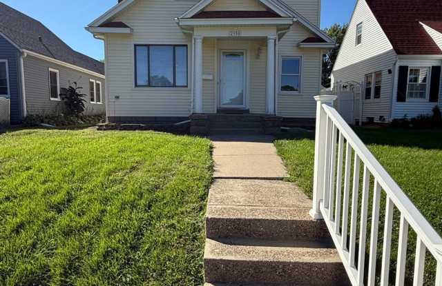 Spacious 4 Bedroom Home with Private Backyard & Garage! – 2950 Arlington Ave., Davenport, IA 52803 Gallery 1