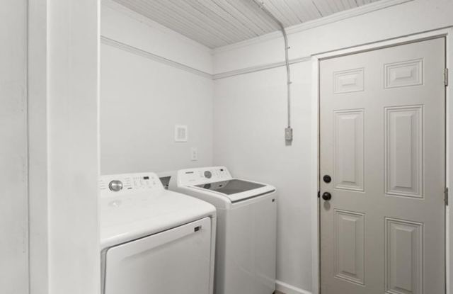 Charming 2 bedroom, 1 bath Gallery 4