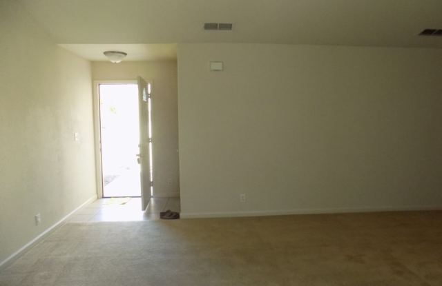 Charming 2-Bedroom, 2-Bath Triplex for Rent – Prime Tracy Location! Gallery 3