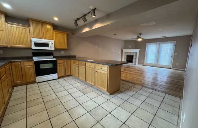 Spacious 2 bedroom 1.5 bath townhouse for rent! - 853 East Bland Road, Lebanon, MO 65536