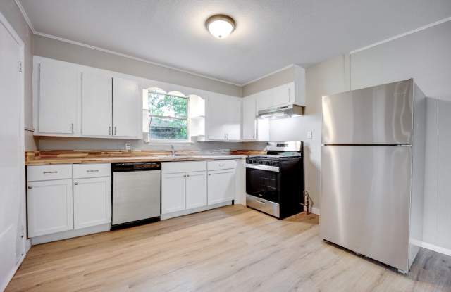FREE MONTH RENT! Freshly Updated 3 Bedroom House Gallery 3