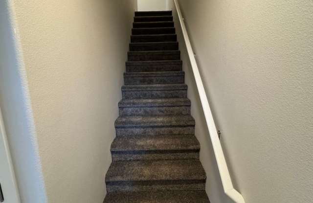 4 Bed / 2.5 Bath Duplex! $250 Amazon Gift Card! *FIRST MONTH'S RENT IS FREE!* Gallery 4