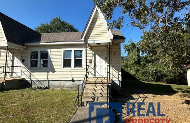 Nice Duplex In The Middle Of Town!! Move-in Special: Get 50% off your first month’s rent. photos photos