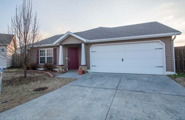 Quaint 3BR/2BA home close to UofA with large fenced yard! Low maintenance vinyl plank flooring! - 1187 South Craftsman Street, Fayetteville, AR 72704