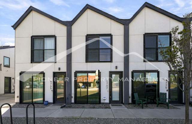 Gorgeous Townhome with Central AC and Washer/Dryer Gallery 1