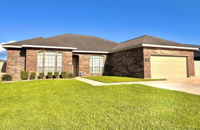 Spacious 4 Bed, 2.5 Bath Home in Gonzales - Expanded Kitchen, Fireplace,  Patio! photos photos