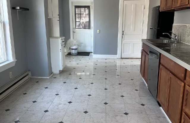 4 Thompson Street - 2 photos photos