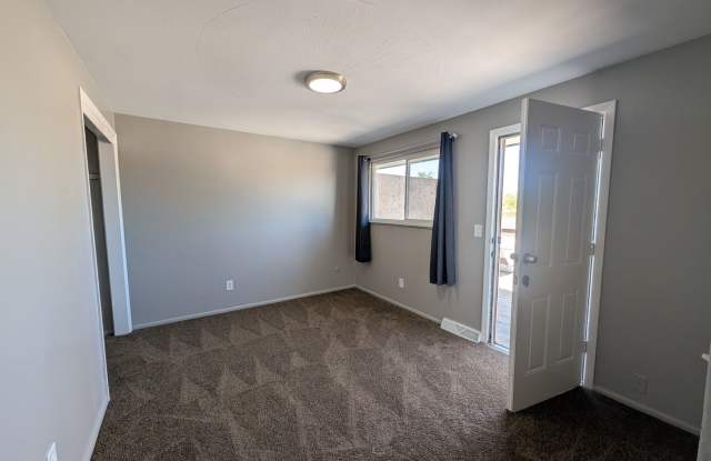 COMFORTABLE 4 BEDROOM TOWNHOME IN AURORA Gallery 3