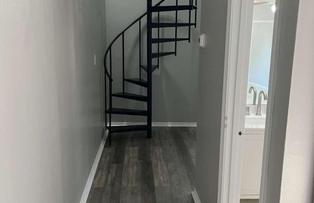 2 bedroom 1 bathroom condo! Gallery 3