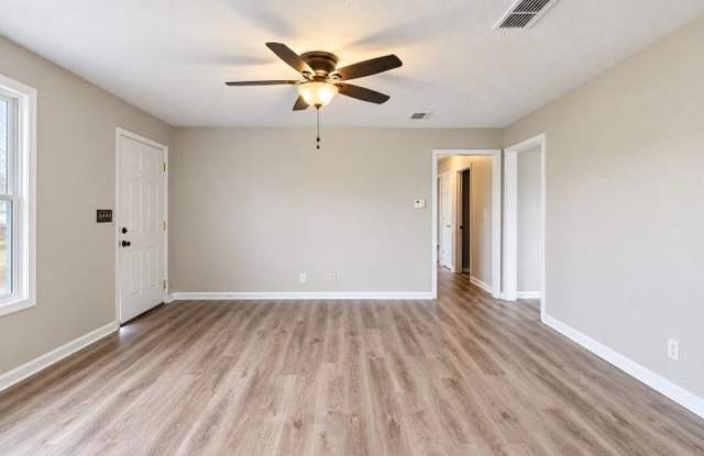 Charming Ranch Near Fort Campbell — Spacious, Bright & Pet Friendly! Gallery 4