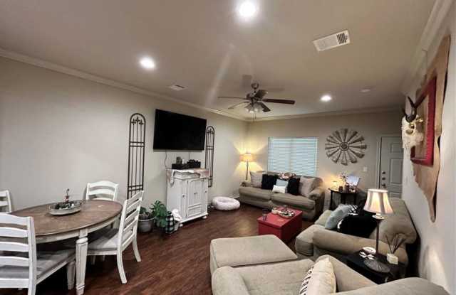 Super Spacious 2 Bed/2.5 Bath Condo off University! Gallery 4