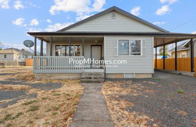 Updated Three Bedroom Home in Molalla w/ Huge Outdoor Space! photos photos