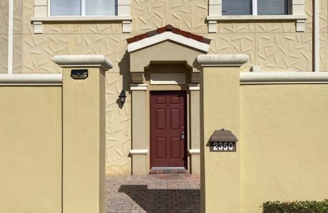 Spacious Davenport Townhouse photos photos