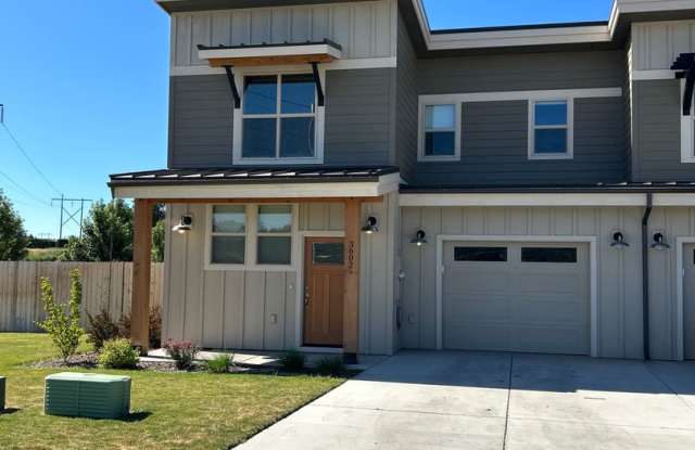 2 Bedroom Townhouse in SW Redmond - 3602 Southwest Badger Avenue, Redmond, OR 97756