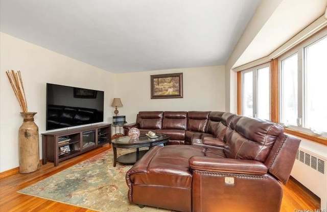 59 W Fenimore Street - 59 West Fenimore Street, Valley Stream, NY 11580