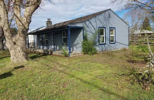 Old School Charm! Huge Backyard! Close to 101 and Downtown Santa Rosa - 1319 Hearn Avenue, Roseland, CA 95407