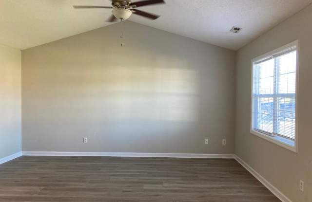Charming 3 Bed, 2 Bath Fenced In Home Gallery 4