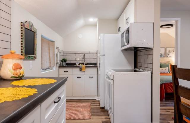 Downtown Lake Geneva Entire Building with Private Backyard – Available for Monthly & Mid-Term Rentals Gallery 4