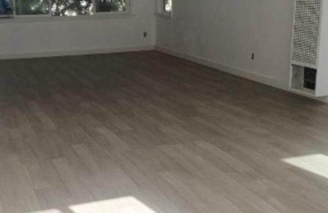 4126 West Toluca Lake Gallery 4