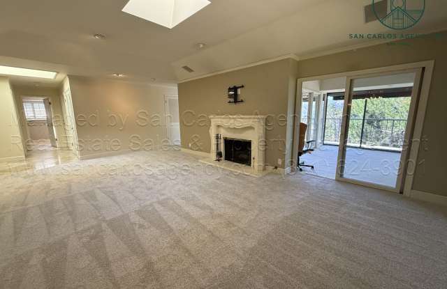 Two Bedroom Premium Del Mesa Condo Unit with Views Gallery 4