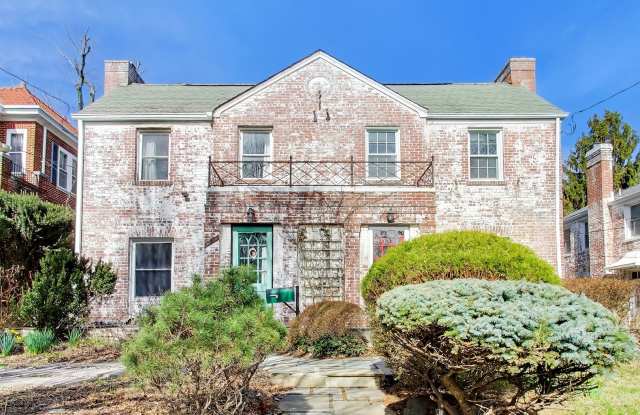 "Coming Soon" NW DC locale...3 level - 2/2.5 w/ off street parking - 15 months only - photos photos