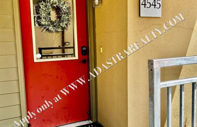 Beautiful 2 Bed 2.5 Bath Townhome Near The Plaza - Available in SEPTEMBER!! photos photos