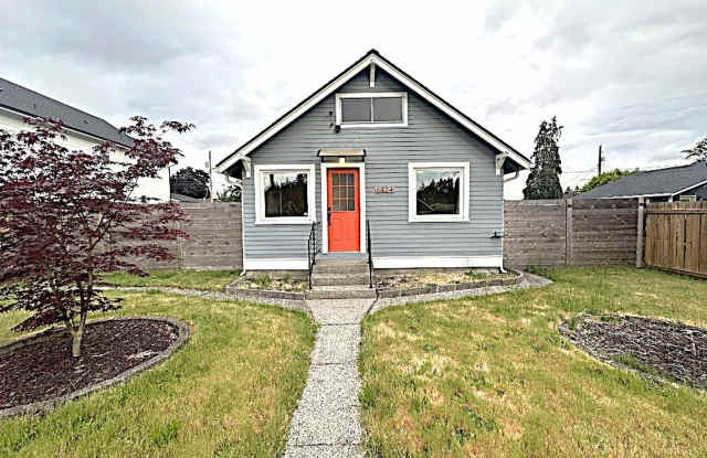 Cozy Meets Chic – 2BR Home with Outdoor Bliss! photos photos