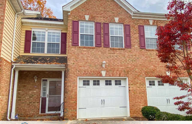 3br close to bases and shopping with minimal yard maintence - 544 Heatherwood Loop, Newport News, VA 23602