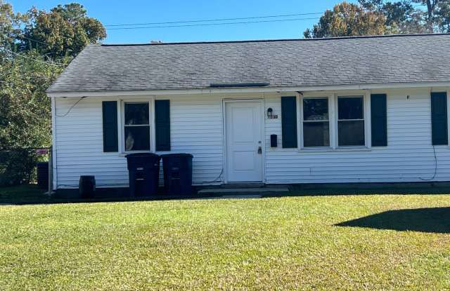 Cute 2 bedroom 1 bath duplex that is centrally located! Gallery 1