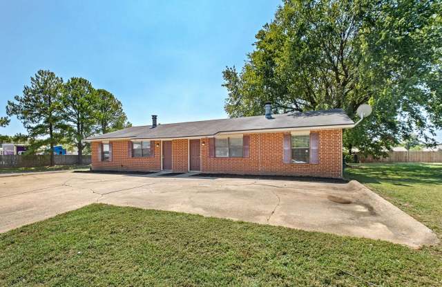 Cozy 2 Bedroom Duplex with Fireplace  Spacious Backyard! photos photos