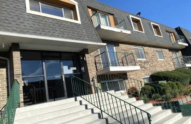 3219 W Parkway Drive - 3219 West Parkway Drive, Cook County, IL 60062