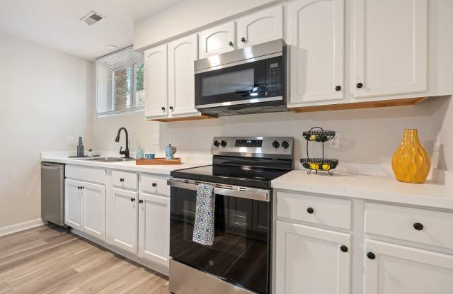Close to UNC Campus —  Bedrooms Available in 2 or 4 Bedroom Unit Gallery 3