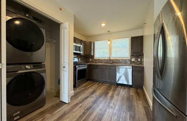 Fabulous 2 Bedroom Condo In Riverside - 50 Village Green South, East Providence, RI 02915