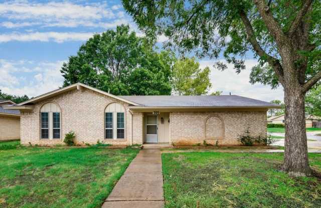 305 Westport Cir - 305 Westport Circle, Euless, TX 76039