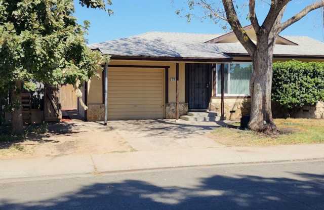 Large and Lovely Fully Renovated 2 Bedroom 1 Bath Duplex Woodbridge CA - 579 La Salle Street, Woodbridge, CA 95258