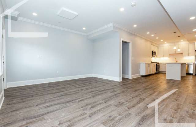 Charming 4 Bedroom -NO Broker Fee Gallery 1