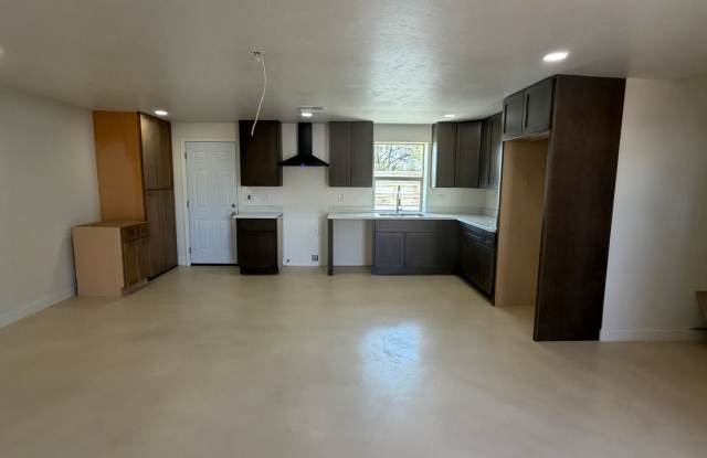 3 Bedroom 2 Bath by Reid Park ! Gallery 4