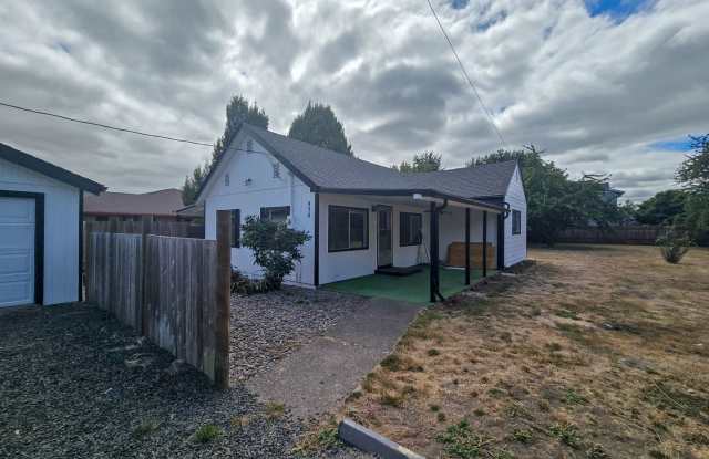 RENT SPECIAL: $1,000 Off First Full Month's Rent With One Year Lease! ~ Marks 950 Gallery 1