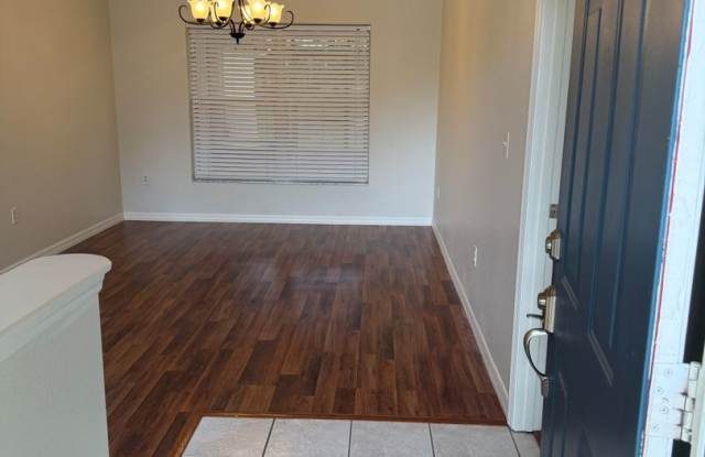 4/2 with Fenced Yard and Lake Access Gallery 4