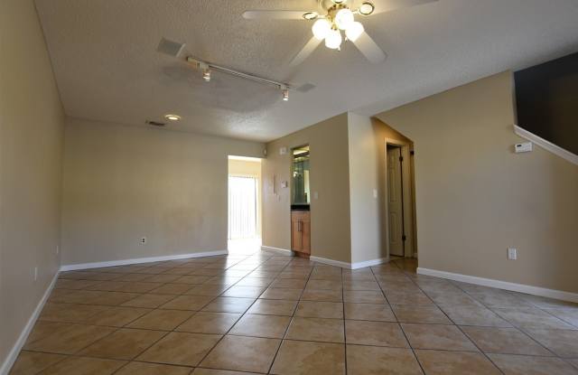 2br 2.5ba UPDATED home in Hidden Oaks, Winter Park!!! Kitchen UPDATED, Tile Floor downstairs, Community pool. Gallery 3